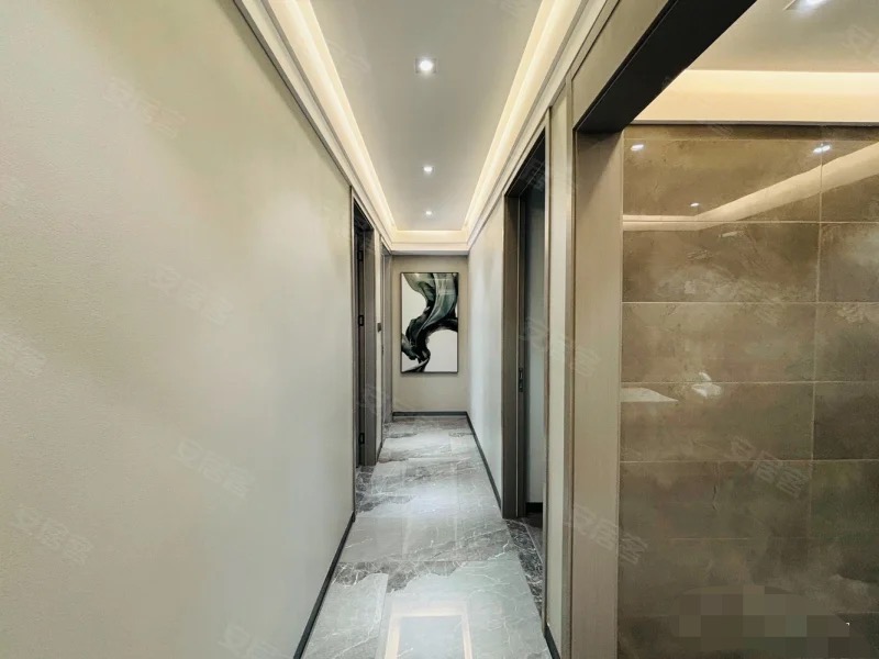 吾悦旁，蓝天新城，送200平大露台❗️送车位​，精装三房两卫，全屋品牌家具家电，成色9.9新，全屋暖气片，证满二