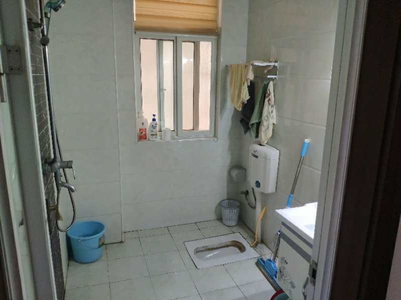 水云间精装修三房，南北通透采光好，紧邻江滩公园