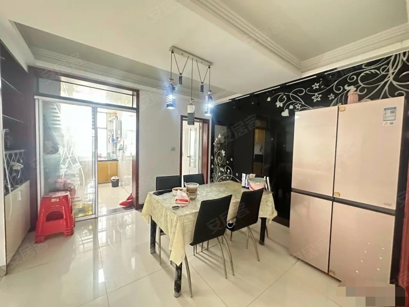 375，商城附近，汽修小区，步梯三楼，房龄新，精装三房，南北通透