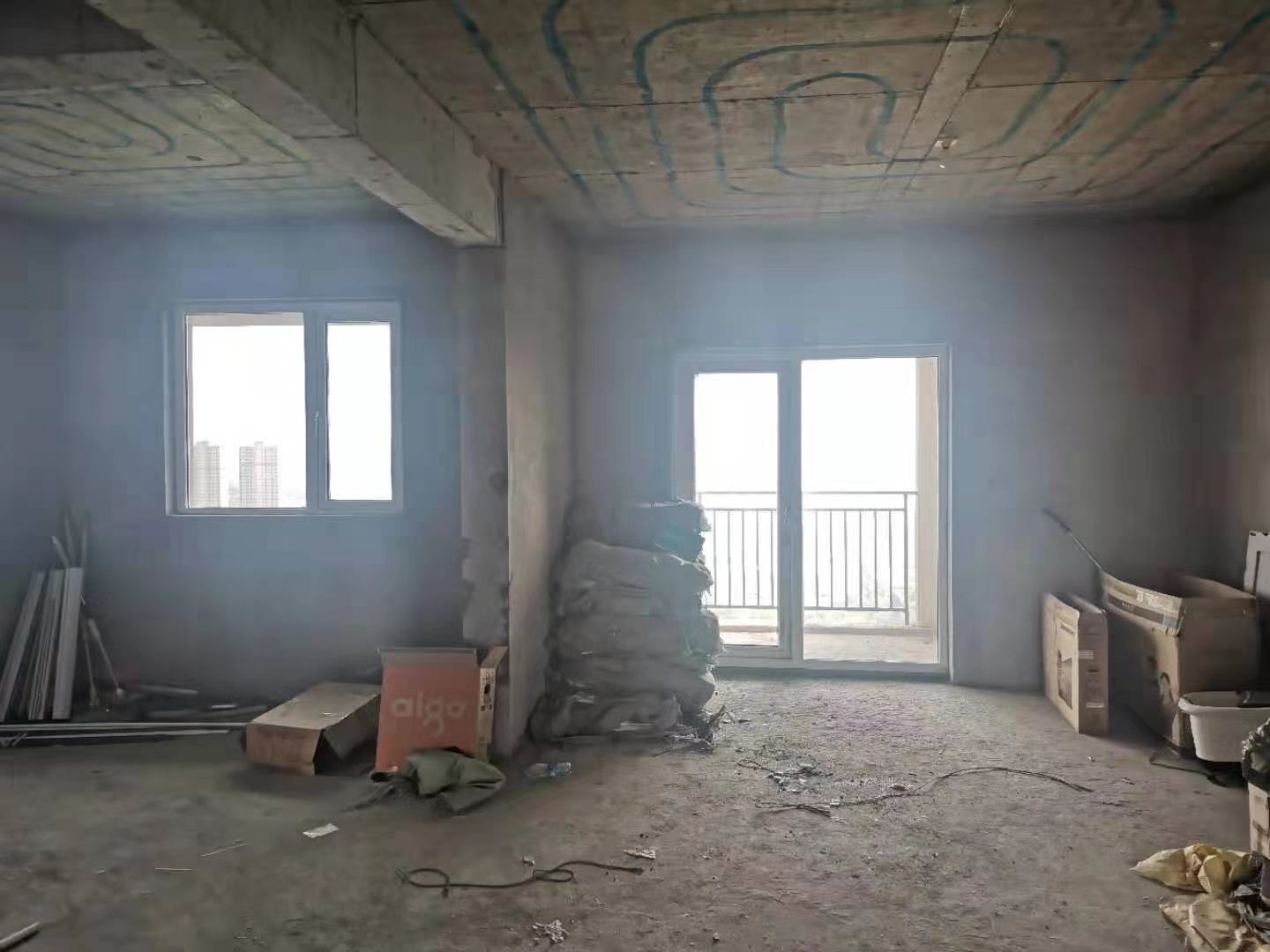 满庭春东边户型毛坯大三房双阳台南北通透采光 视野广阔一览无遗