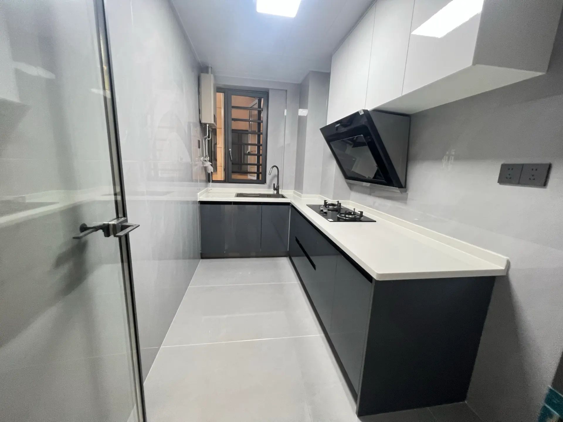 二中‮小二‬对面，森林国际，新全‬装修‮房三‬两卫，​电梯9楼，证满二，拎包‬入住