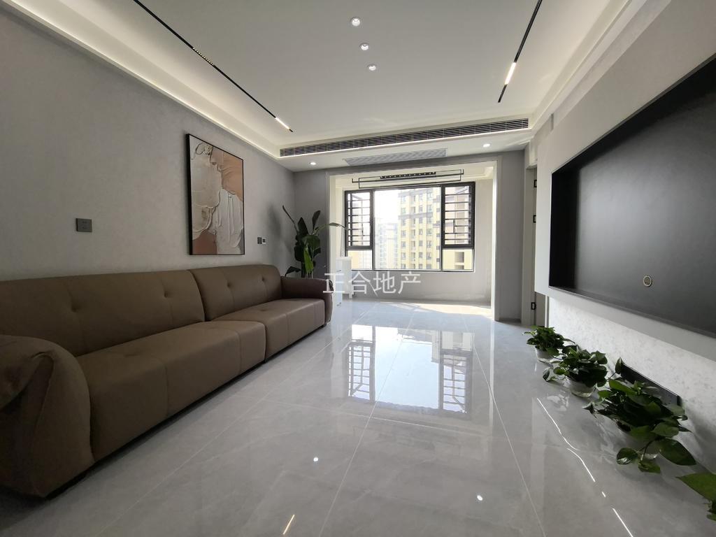 仙桃一中对面，和合国际五期，精装三房，全新装修，拎包入住，老证，人车分流