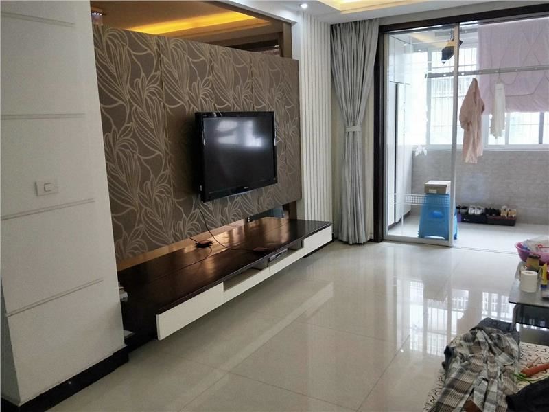 永兴小区，三房两厅两卫，室内装修精美，证满两年，看房方便，周边配套完善