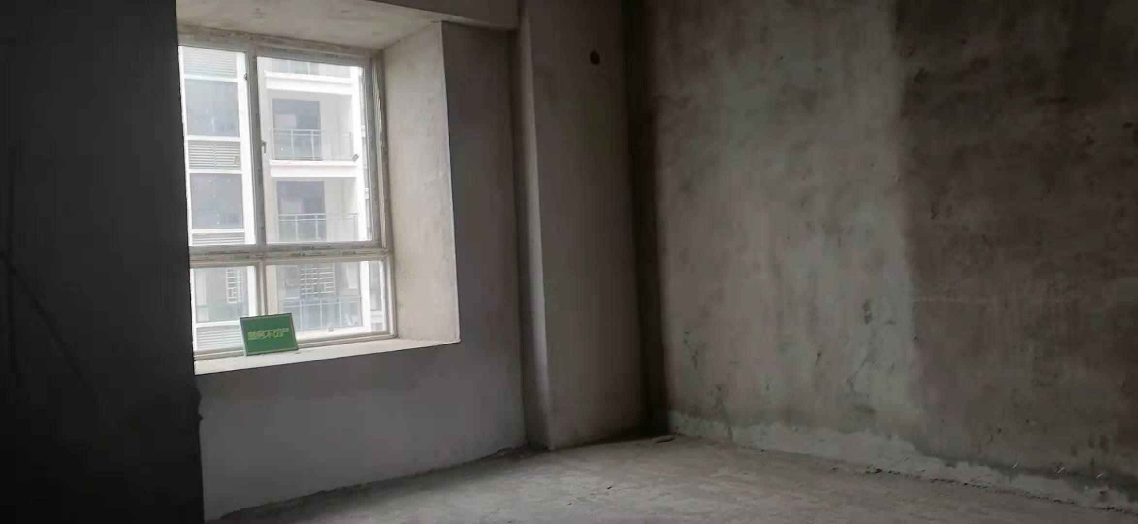 锦江国际毛坯三房电梯中间楼层诚心出售，有钥匙看房方便