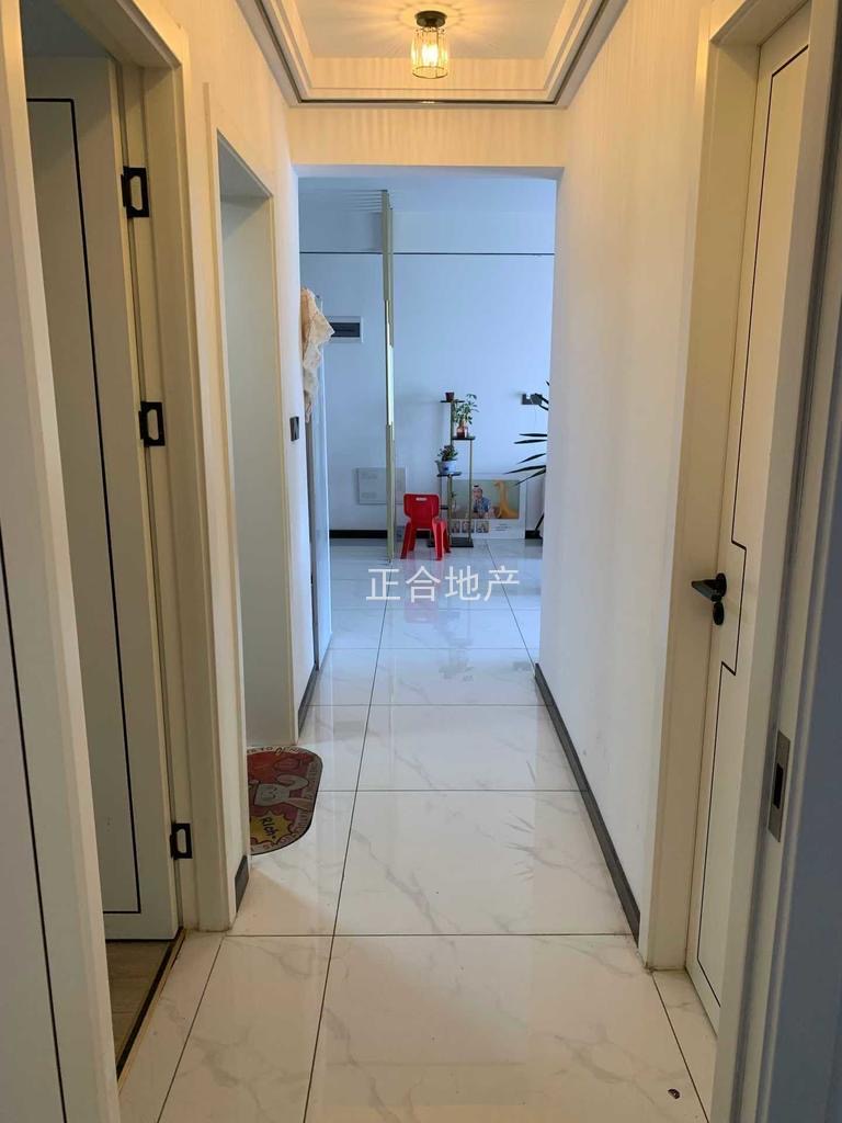 房东亏本急卖，沔街边上，御湖世家，精装三房，​电梯10楼，精装5400，9成新