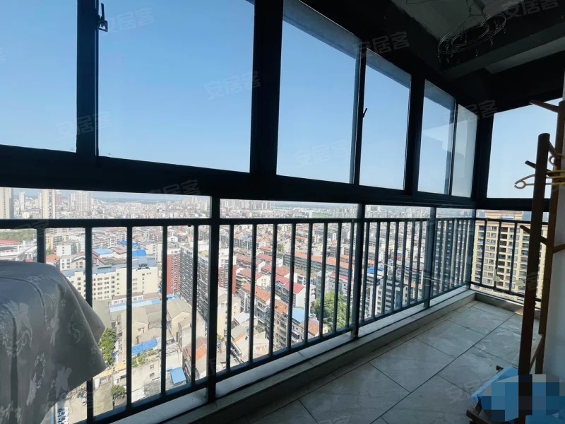 243，商城旁，三合鑫城，精装一室一厅一厨一卫，电梯房，边户，拎包入住，