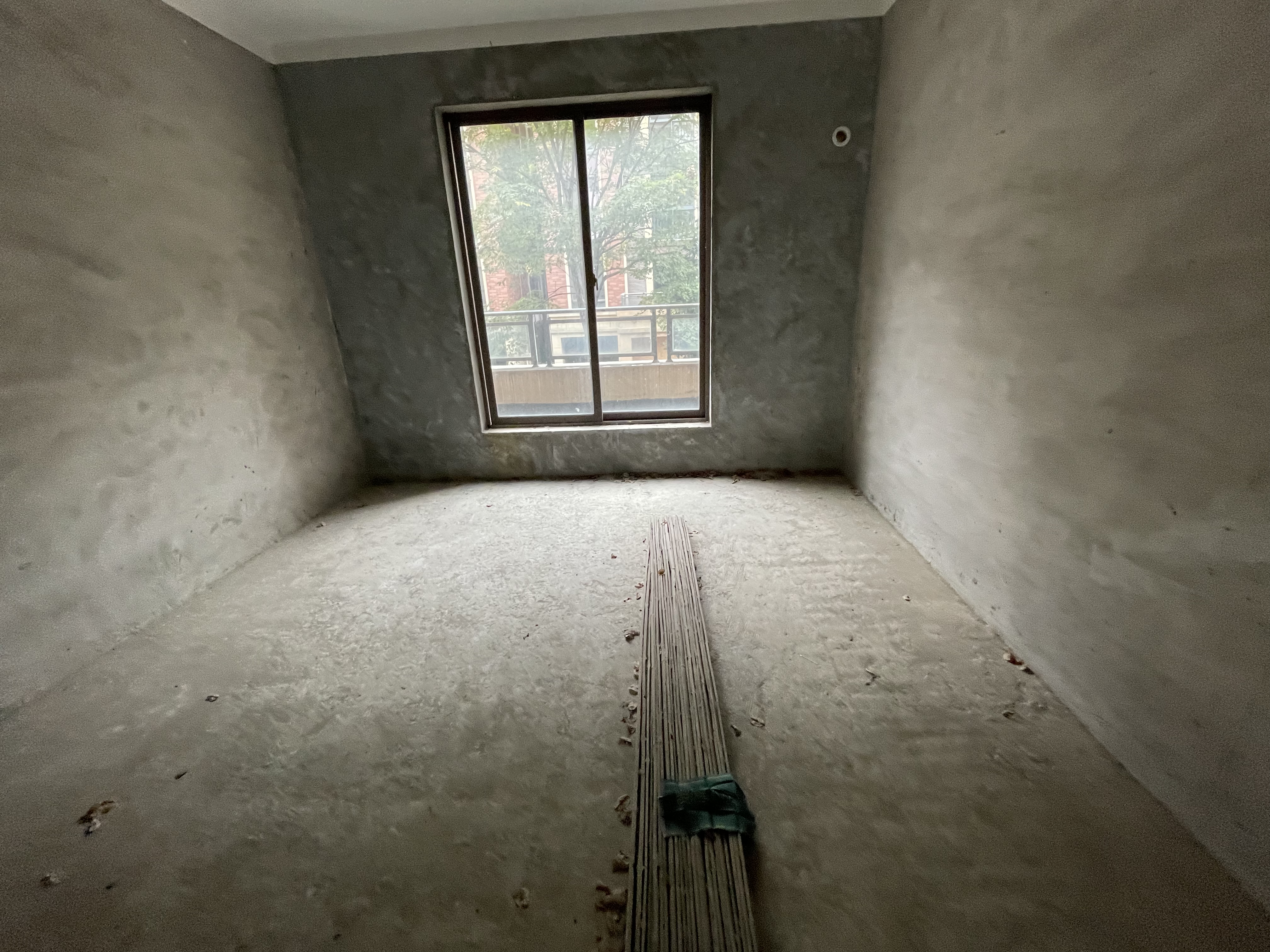 绿地香格里拉.1.2楼复式带花园.前面可以养宠物.种花种菜.小区绿植环绕.空气清晰