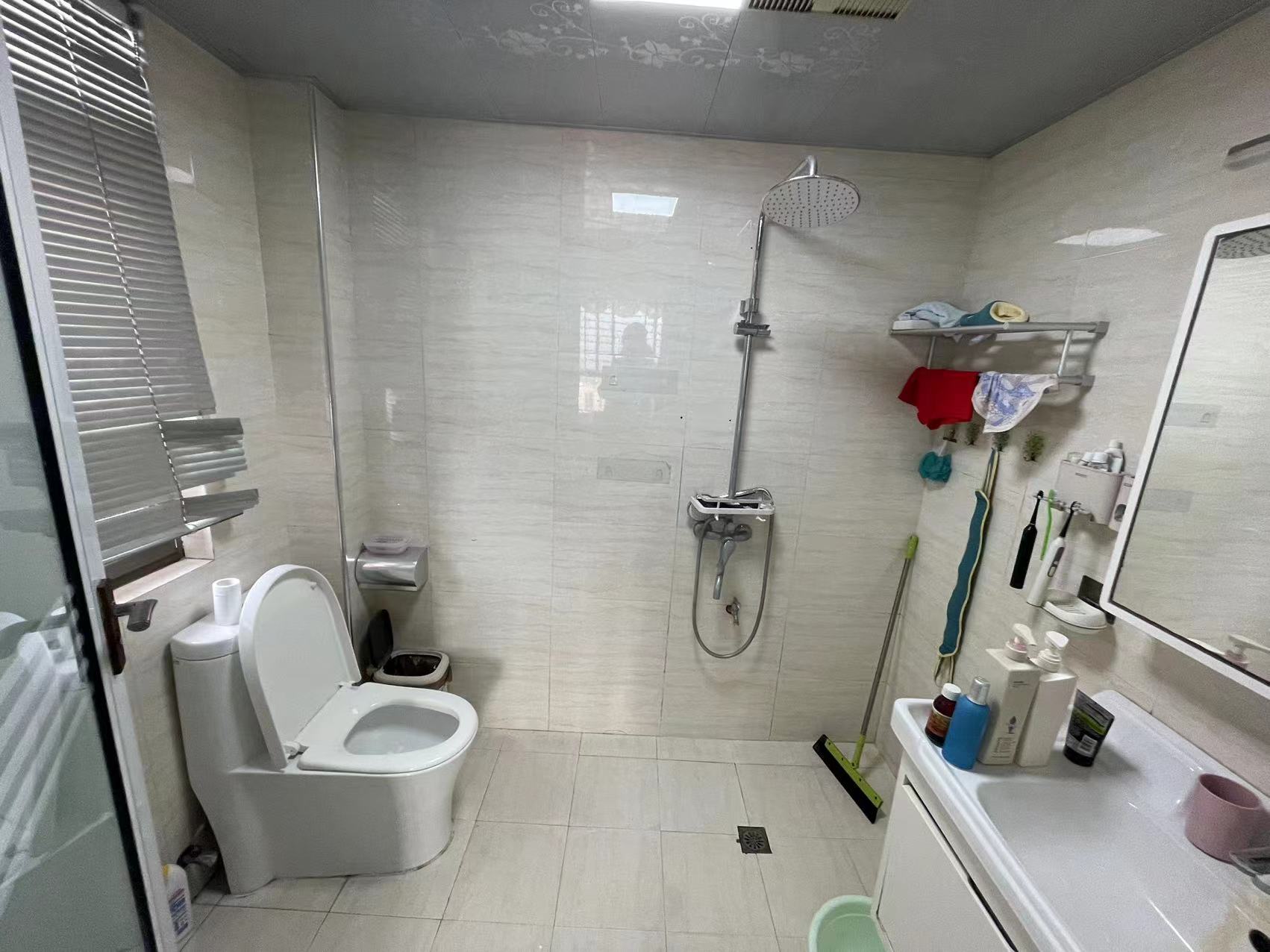 城南金诚花园单价5800的精装三房，拎包入户，屋内保养很好，好楼层，小区里面