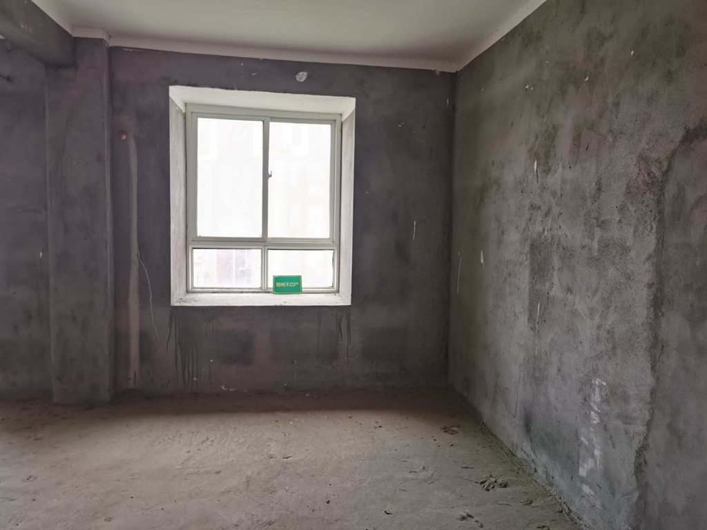 明珠新城毛坯小三房来了，户型好的很，小高层，小区楼龄新交通便利