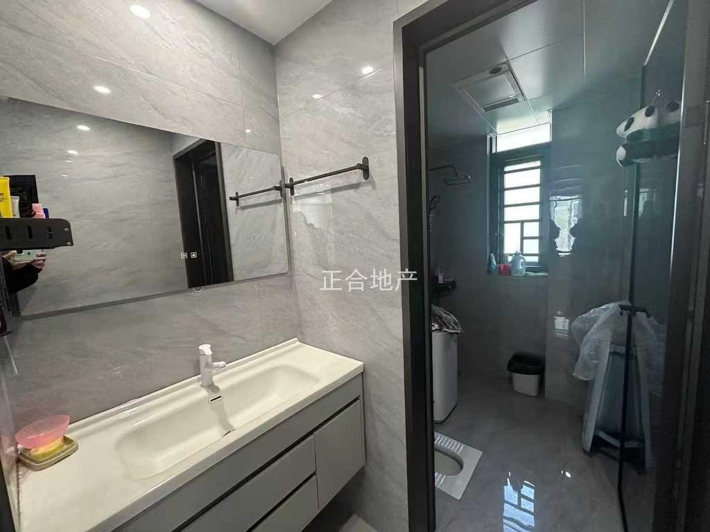 风和日丽，全新装修婚房，精装4房2卫，送车位，9.5成新，好楼层，新三中