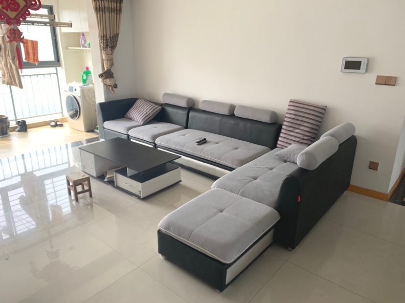 城西妇幼旁，鸿升现代城精装三房，单价不到4千，急售