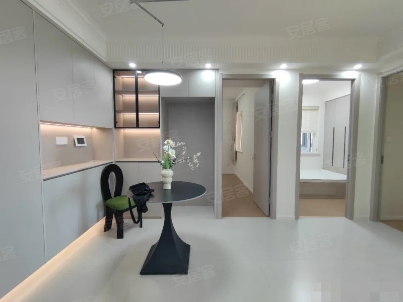 业主诚心出售，城南森林国际，电梯好楼层。精装三房，对面就是新二中二小，证满二