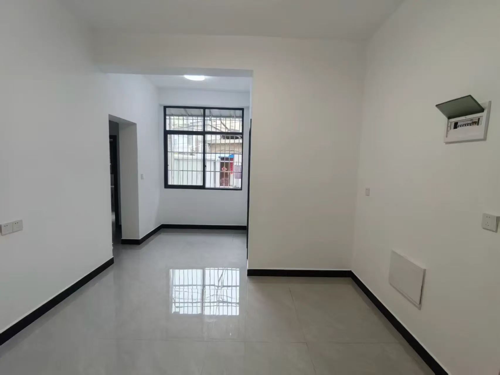 降价啦！商城旁边，步梯一楼，精装三房二卫，有证，有院子好停车