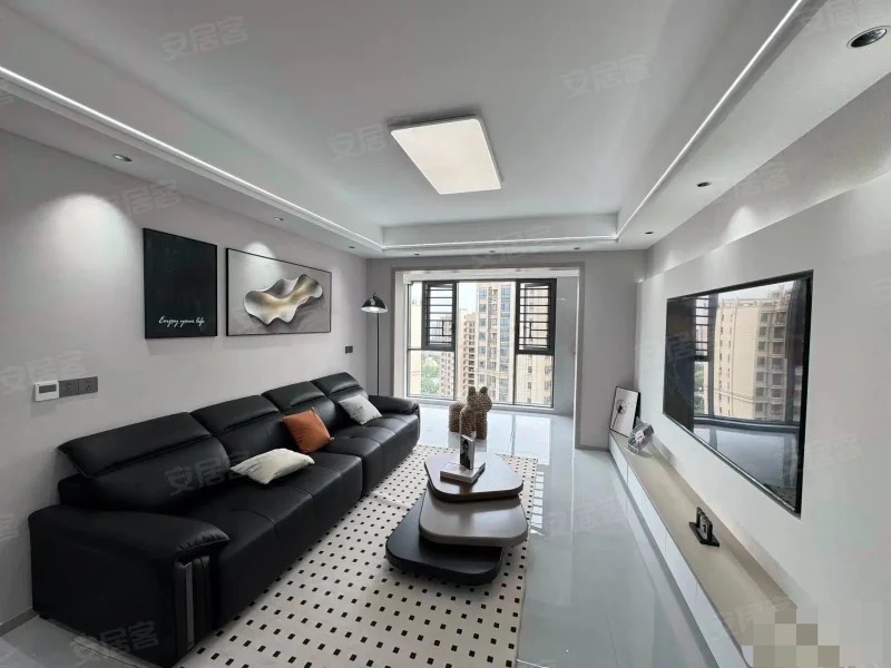 ？城南，御湖世家， 精装三房， 送车位，三开间朝南，证满二