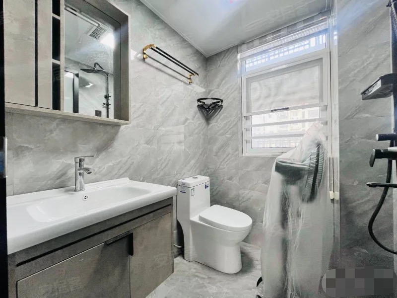 城西，锦绣江山三期，楼龄新、户型好，精装3房2卫，9.5成新，中间楼层，拎包直住！