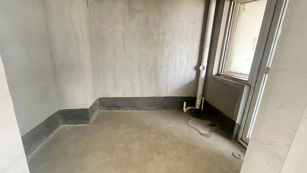 福星城.毛坯三房.还送超大阳台.看房方便