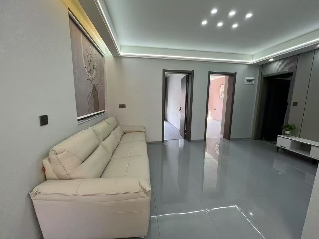 340，业主急售，三中附近，二楼，带大露台全新装修三房两厅，南北通透，拎包入住，