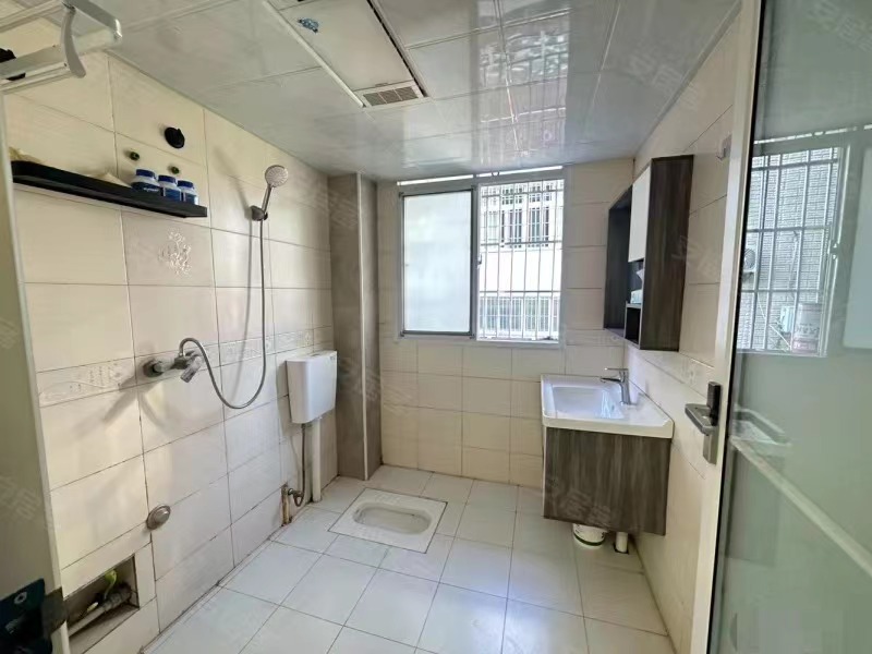 260，实验四小旁，步梯二楼。总价20万，精装大两房，证满二