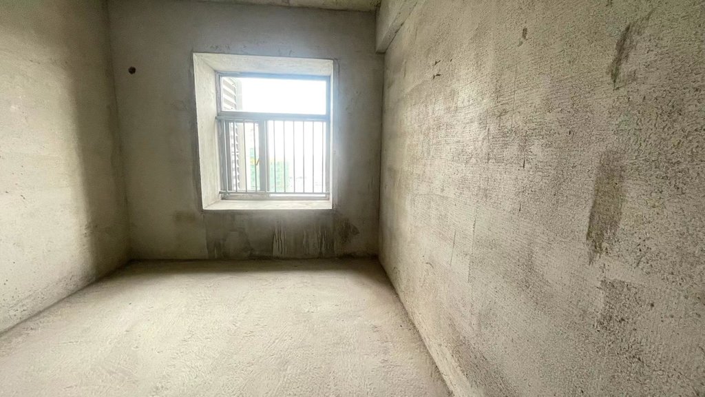 蓝天白云毛坯三房小区人车分流.看房方便