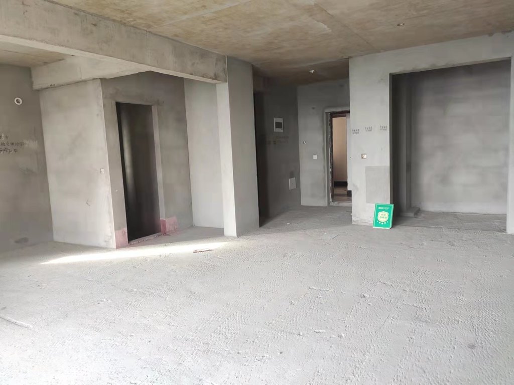 满庭春毛坯三房看房方便小区环境优美证满两年