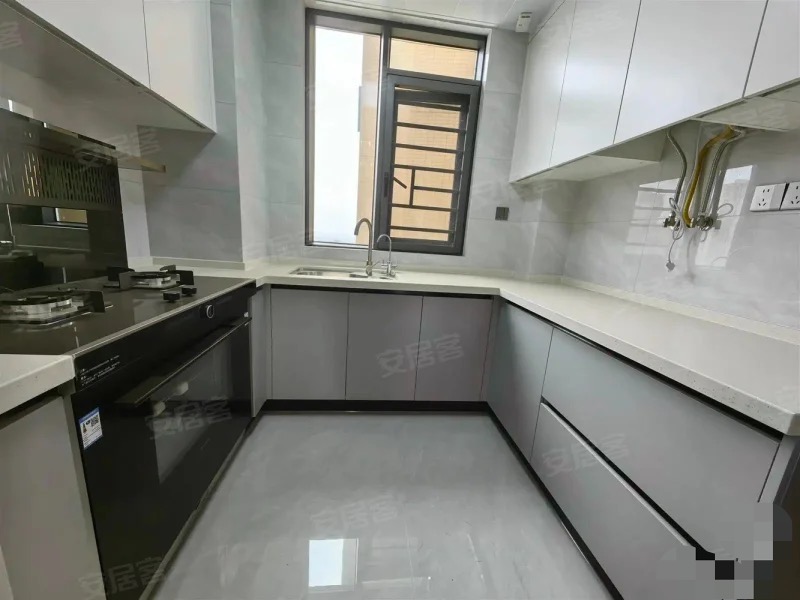 城南，新城壹号五期​，双湖景房，电梯好楼层15楼，精装三房，证满二，9.9成新，阳台直接看公园，全屋品牌