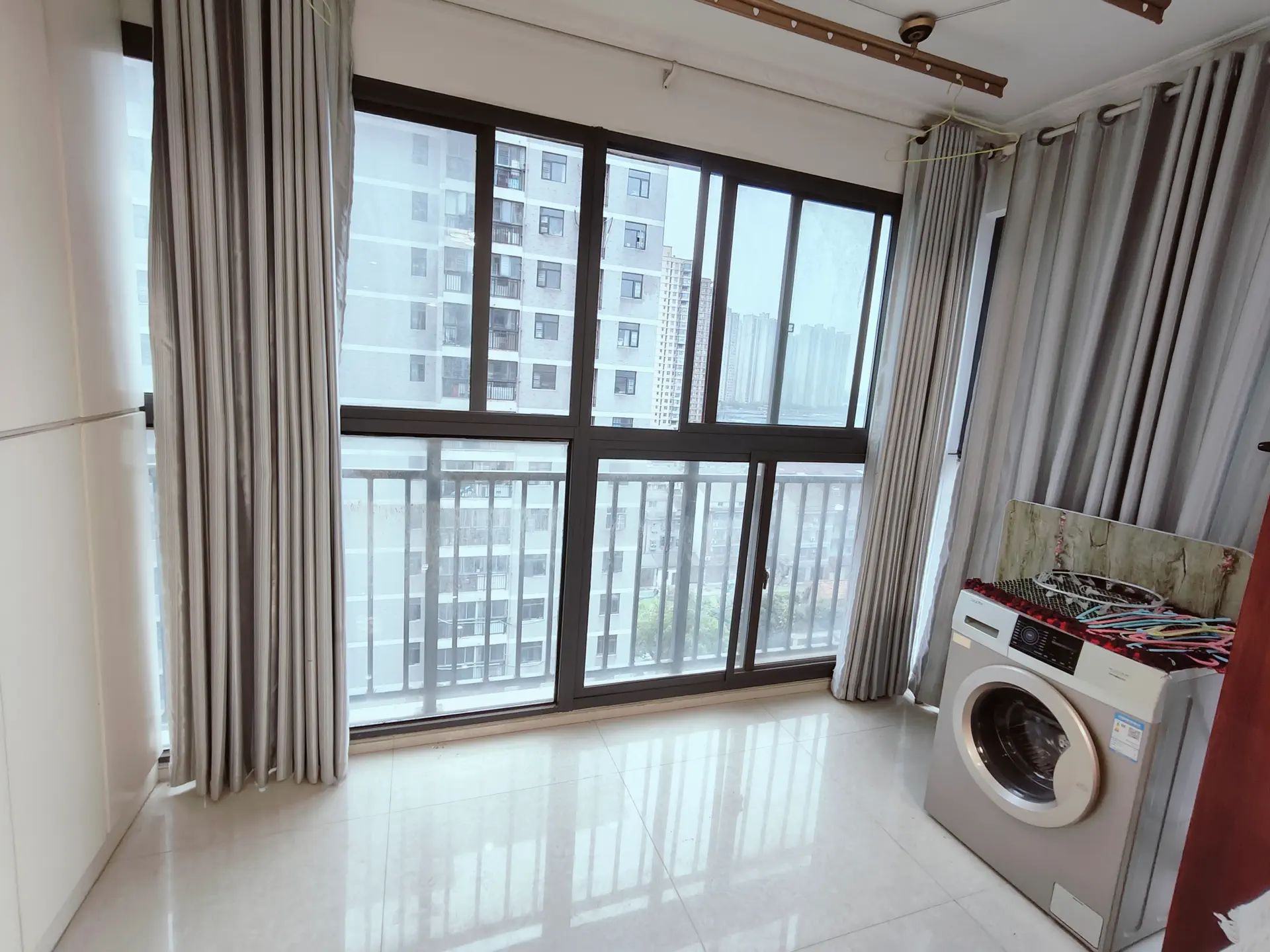 沃尔玛附近，田园国际，电梯小高层11楼，精装三房三卫，成色新，拎包入住，老证