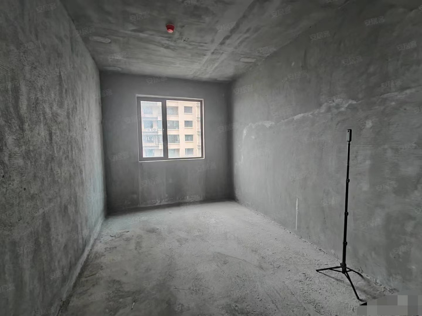 房东亏本出售，荣怀边户5300，​四房，好楼层，证满二，南北双阳台