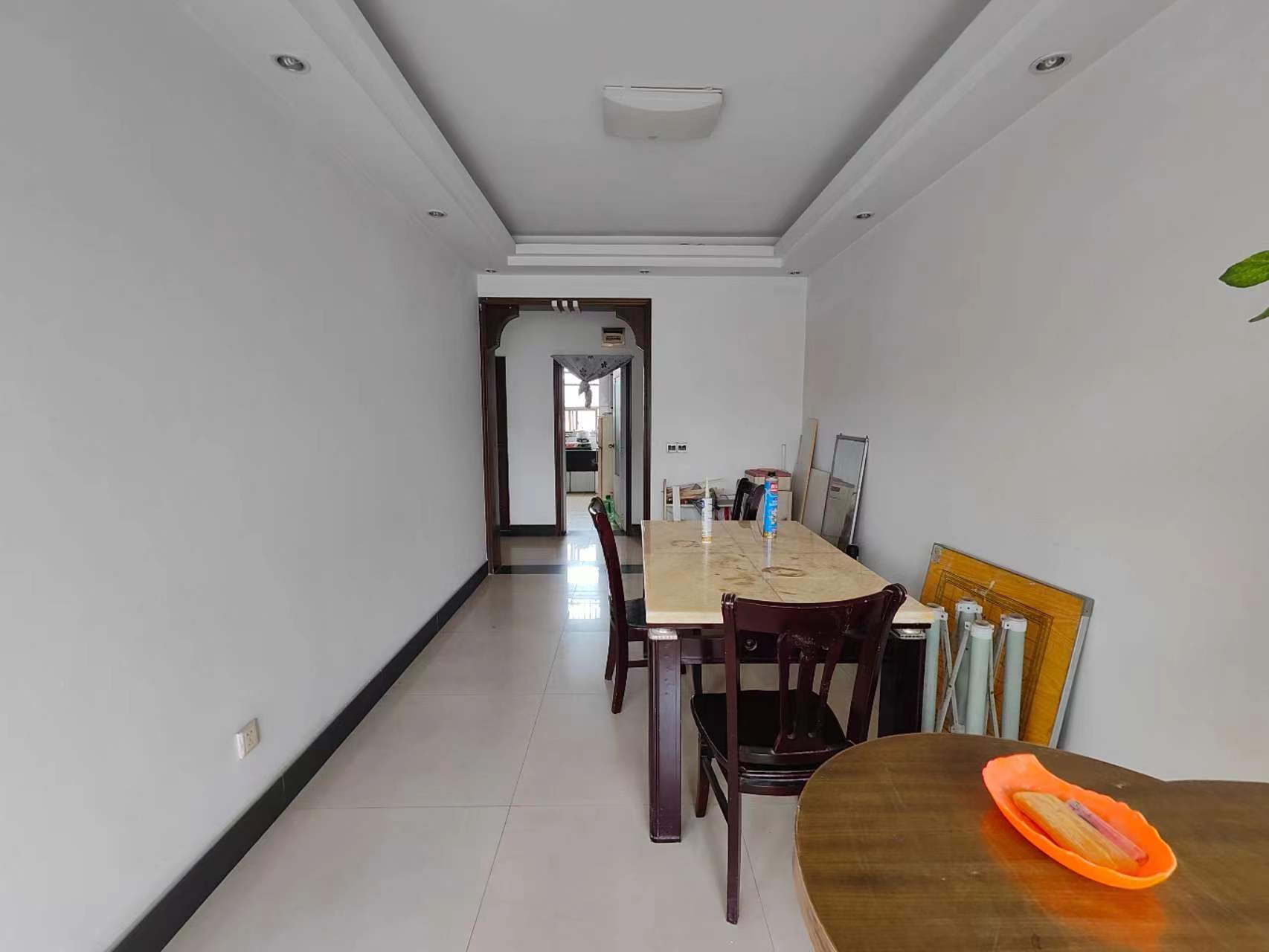 毅德园大三房家具家电齐全，可直接拎包入住，价格很低，看房方便的很