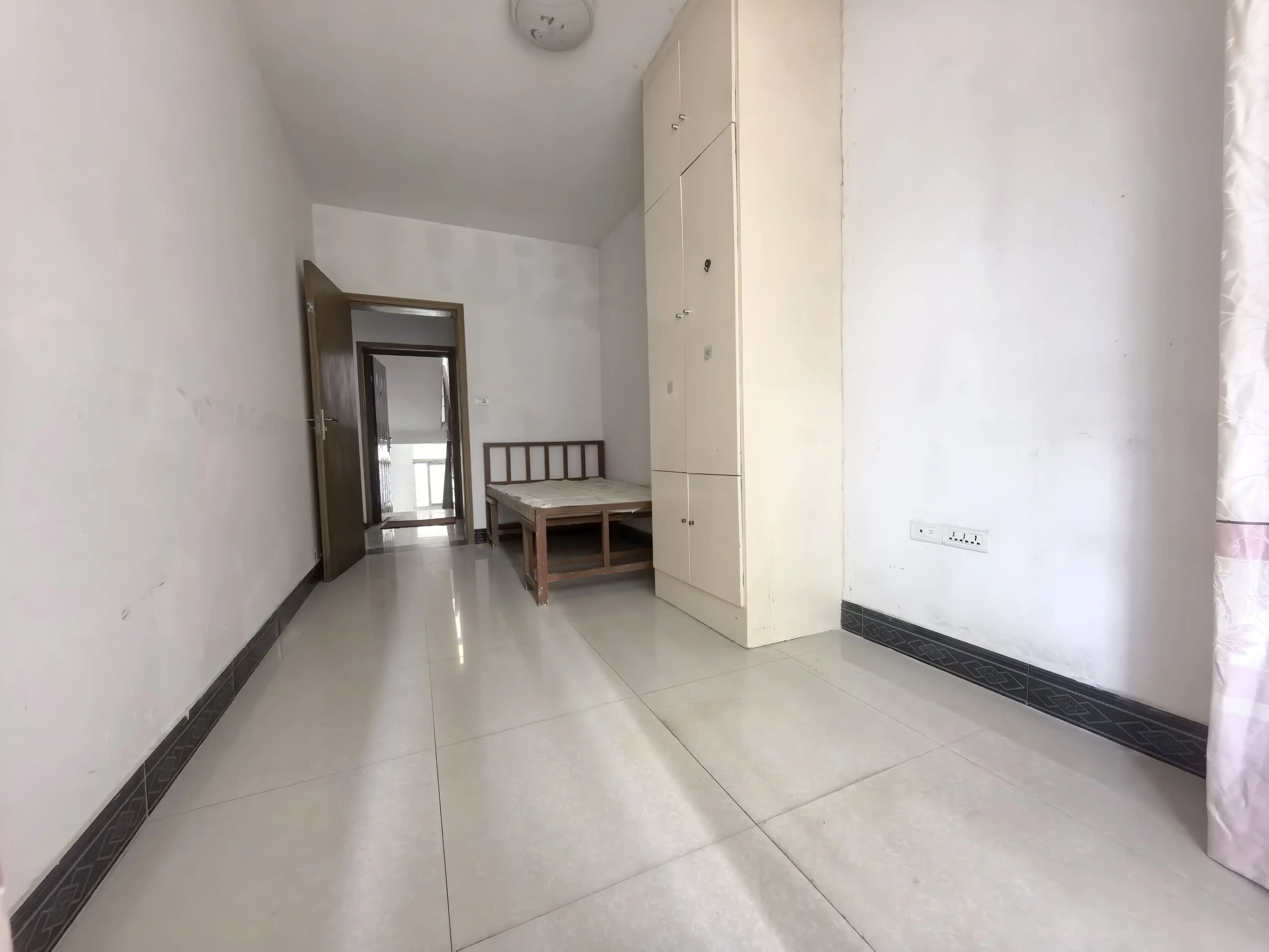 江滩公园旁，商城附近，步梯2楼，好楼层，精装三房，证满二