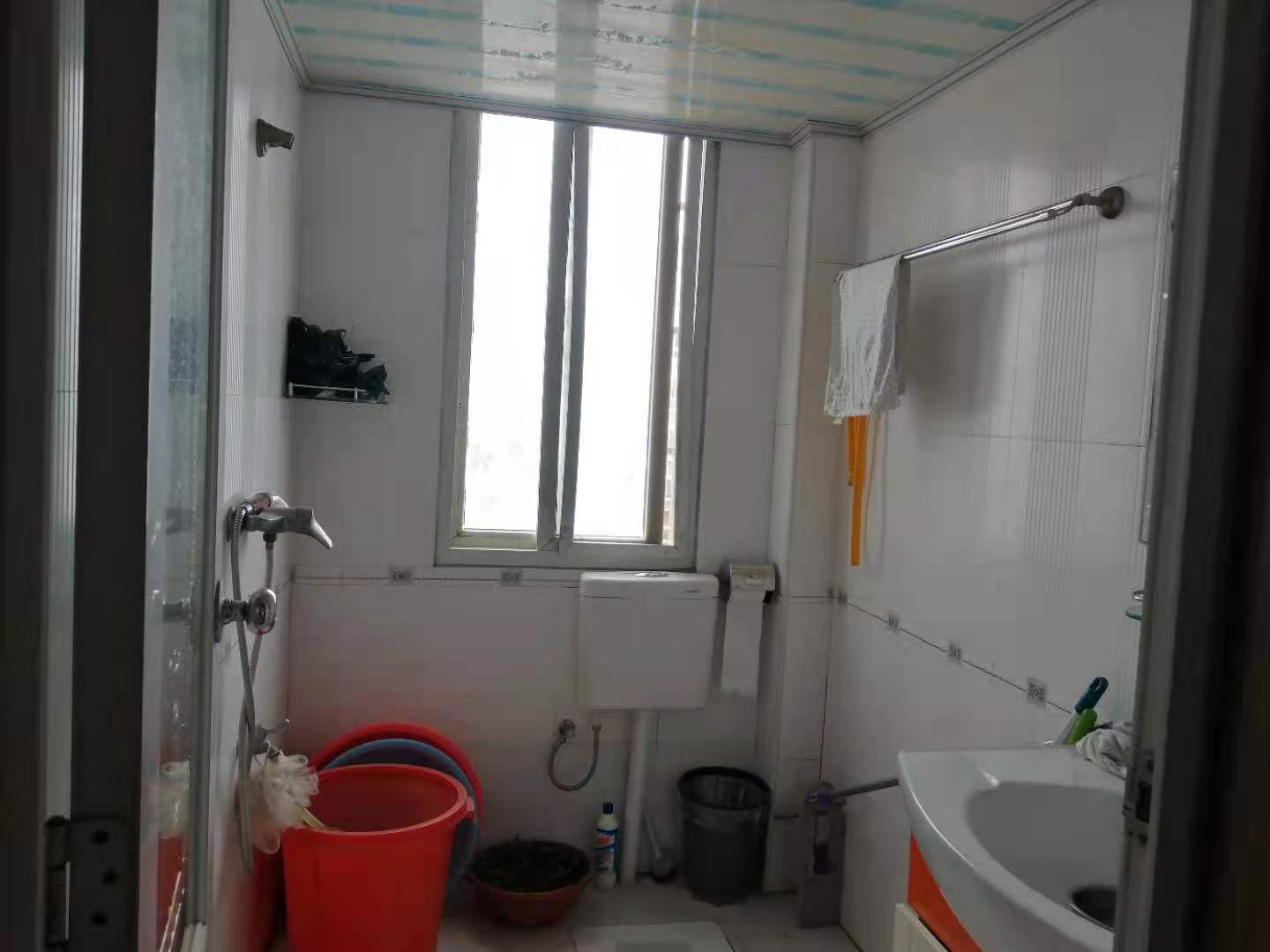 市 ,安静小区,3室2厅2卫1阳台精装,房东换房