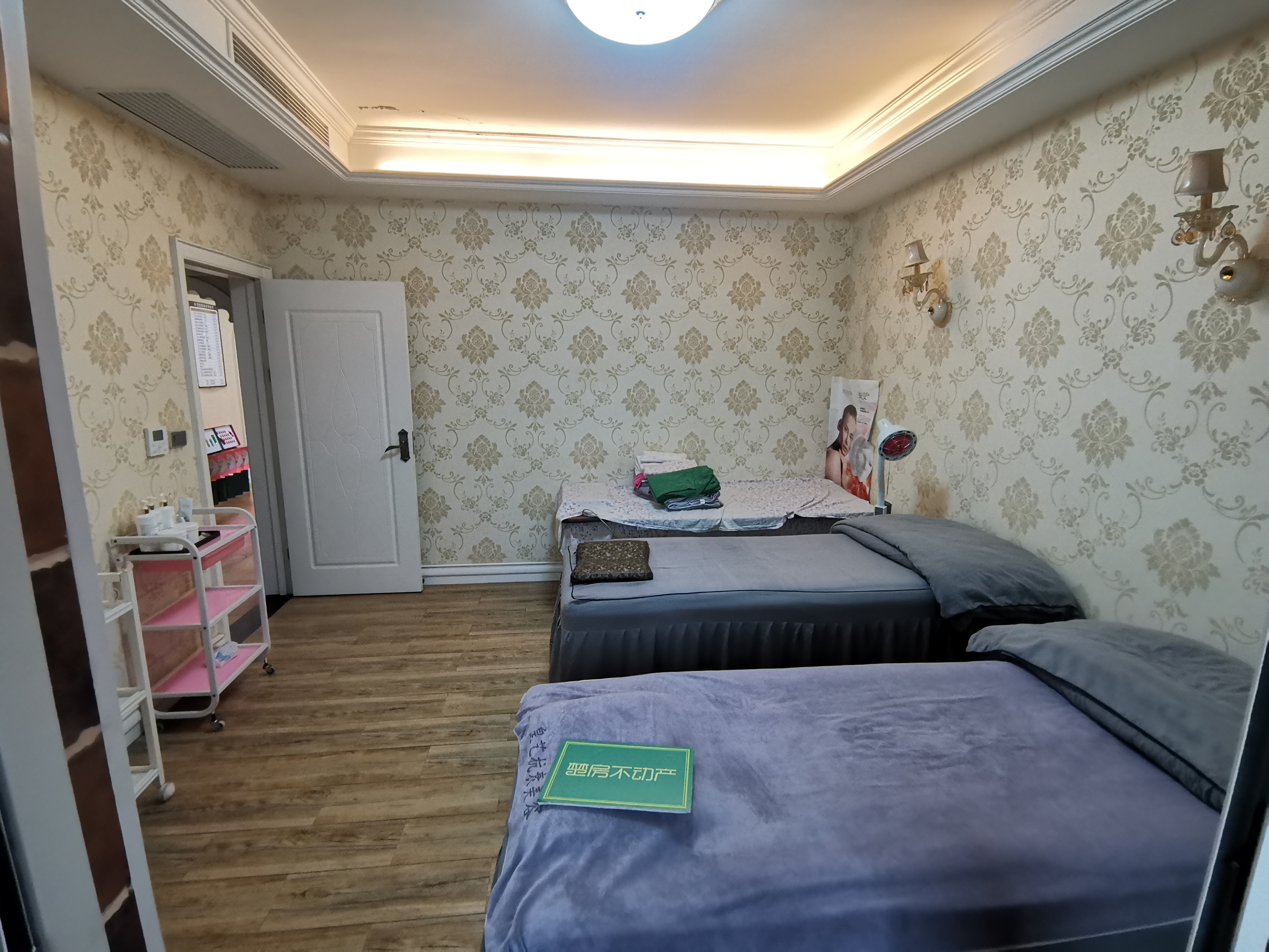 武商附近金帝苑四室两厅两卫，精装修熵住两用，拎包入住！