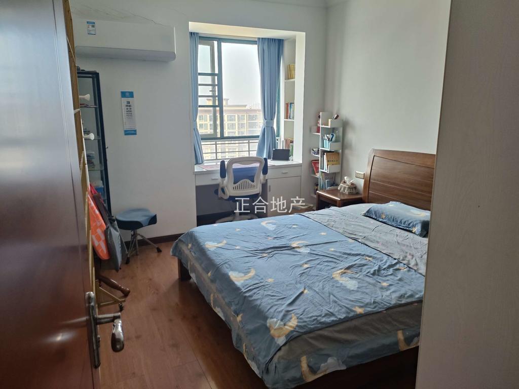 捡漏，新城壹号，精装大4房2卫，带车位，单价不到4400，保养九成新，证满二