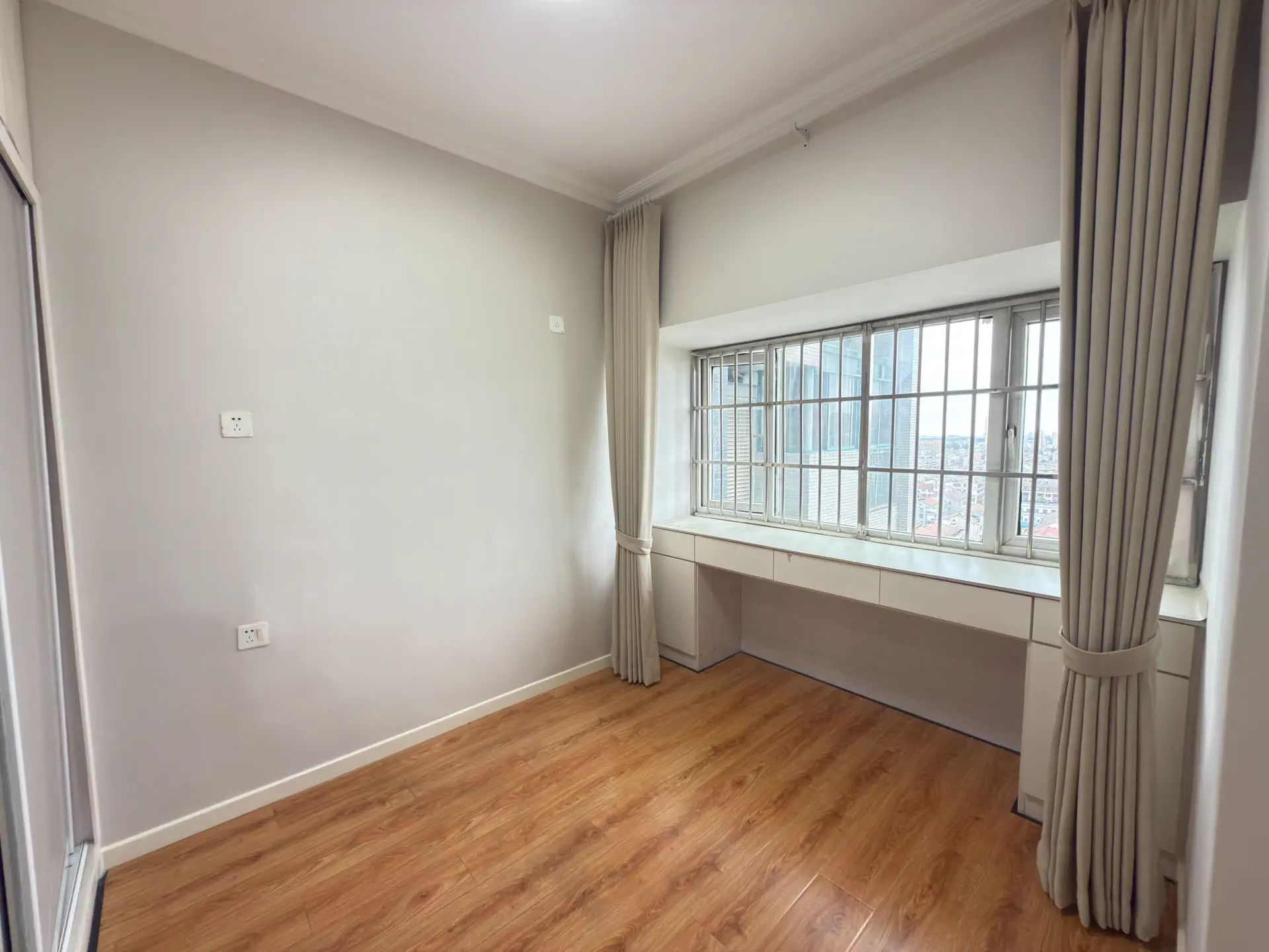 捡漏，武商旁，电梯小高层，电梯精装四房，家具家电全送，单价4300。