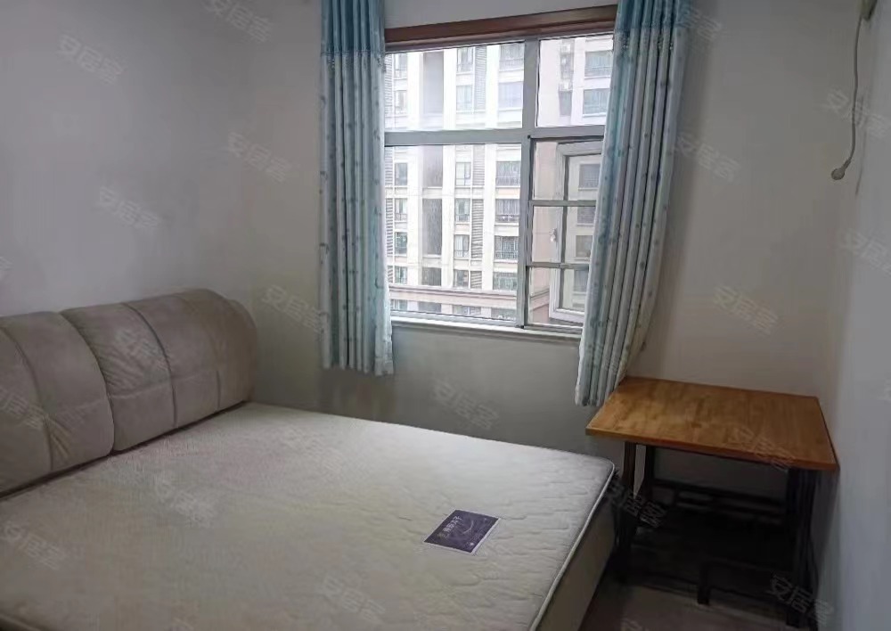 74，房东急售，降价10万，元泰未来城边户双阳台，捡漏价钱，精装三房