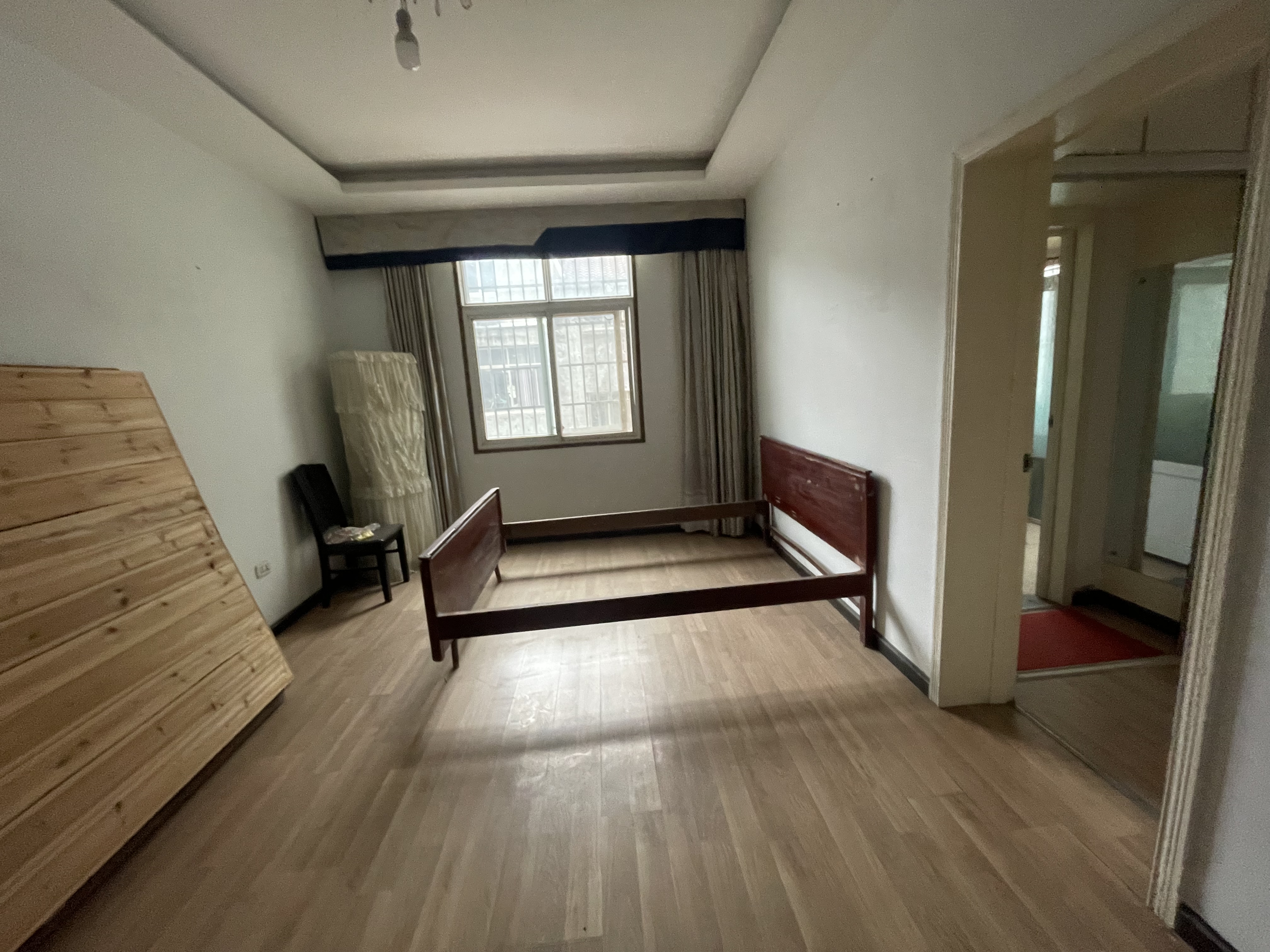 日报对面私房2杆3层好出租自住旁边好停小车