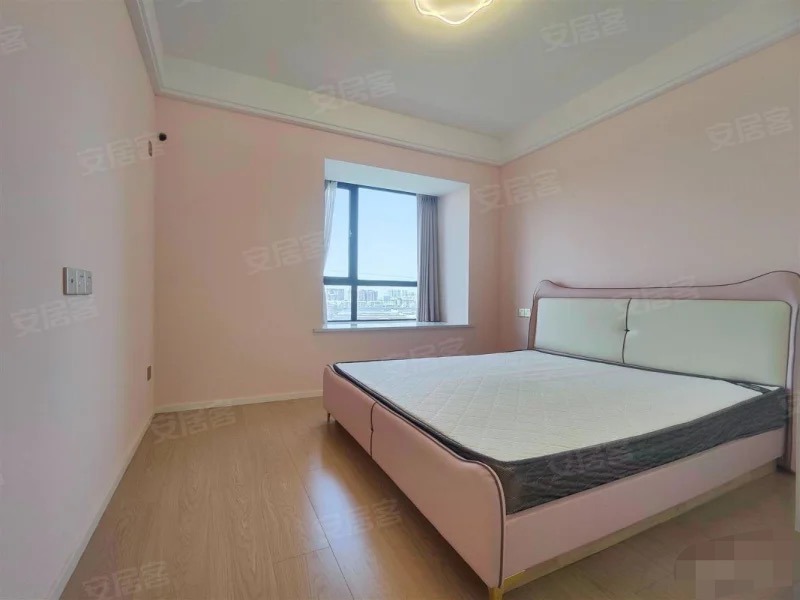 城南，御湖世家，精装大三房，纯东边户，电梯好楼层，带车位​全新装修，基本没住，证满二，