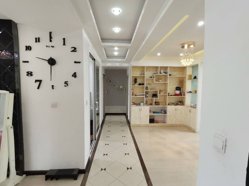 急售-绿地华庭天然氧吧，上下分层两户进出。产权面积254平米，使用面积315平米。