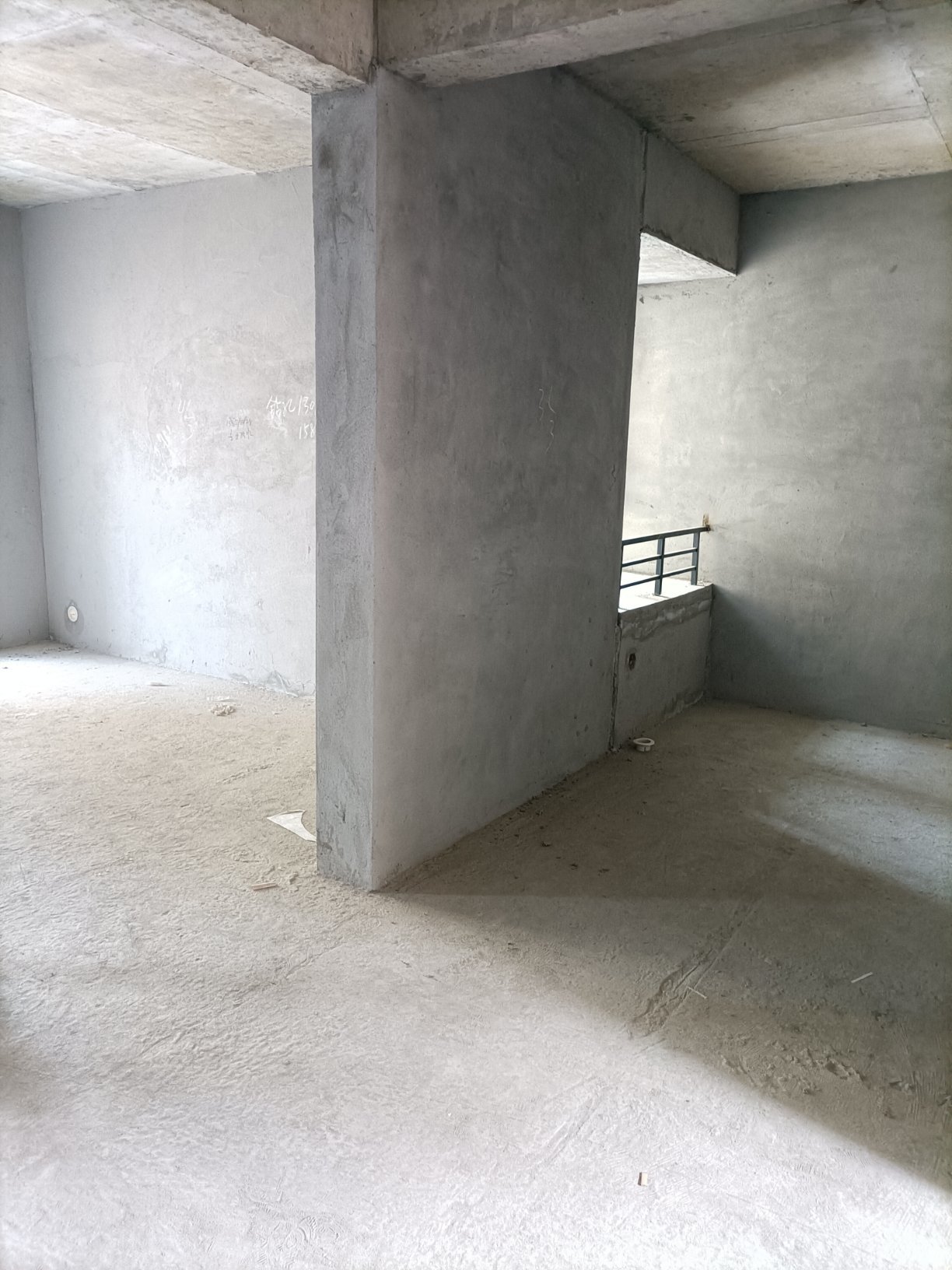 满庭春毛坯两房，证满两年。