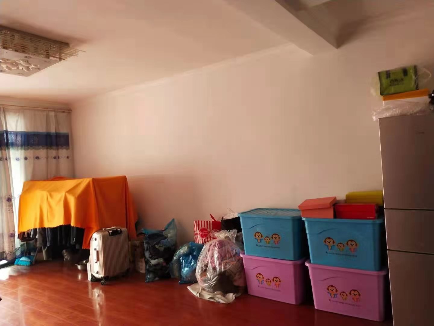 四中旁边步梯房，小区环境好，旁边是流潭公园，房间装修很温馨