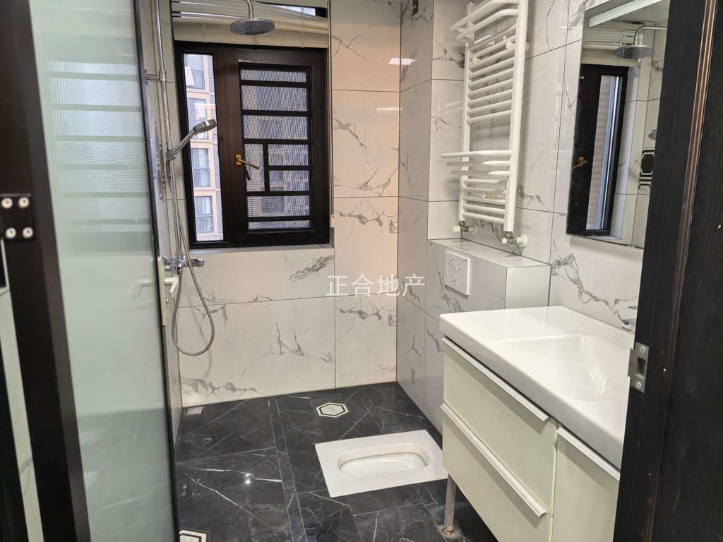 森林国际湖景房，电梯中间楼层，边户，精装三房两厅两卫，成色很新，业主诚心出售,全屋中央空调，地暖