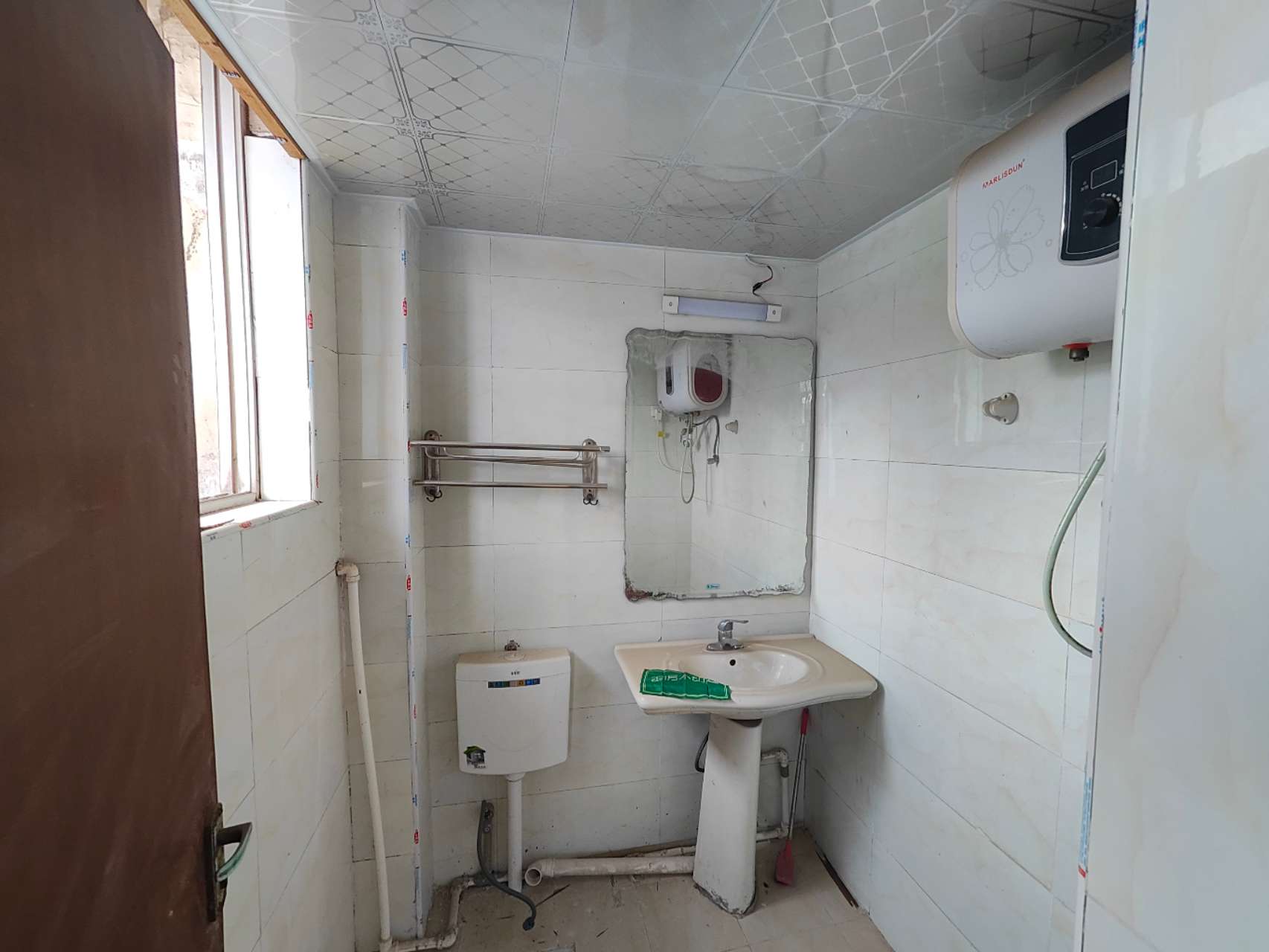 交通路菜场旁上实验小穴，总价10.5万买一ceng送一ceng，带超大露台，真香!