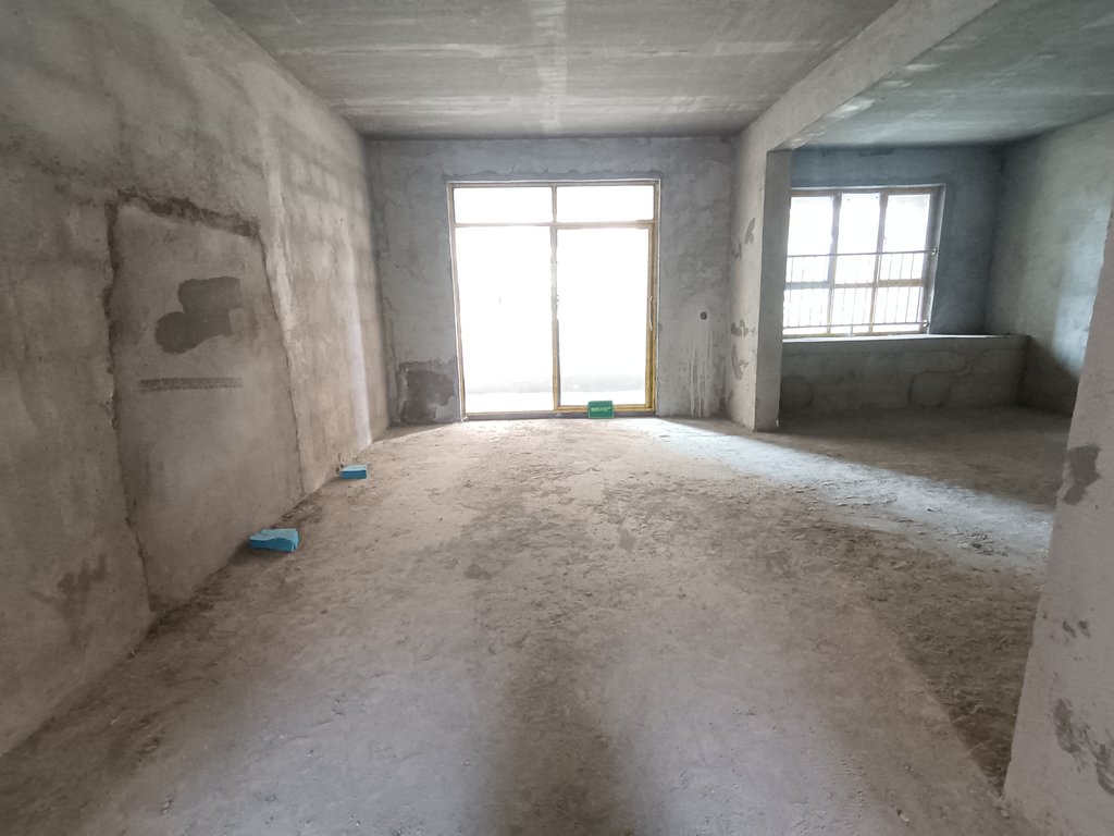 天泽园.毛坯大三房.南北通透双阳台.看房方便