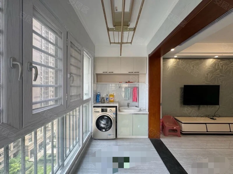 99，房东急卖，元泰精装三房，中间楼层，楼下商圈成熟，楼下就是三中，证满二