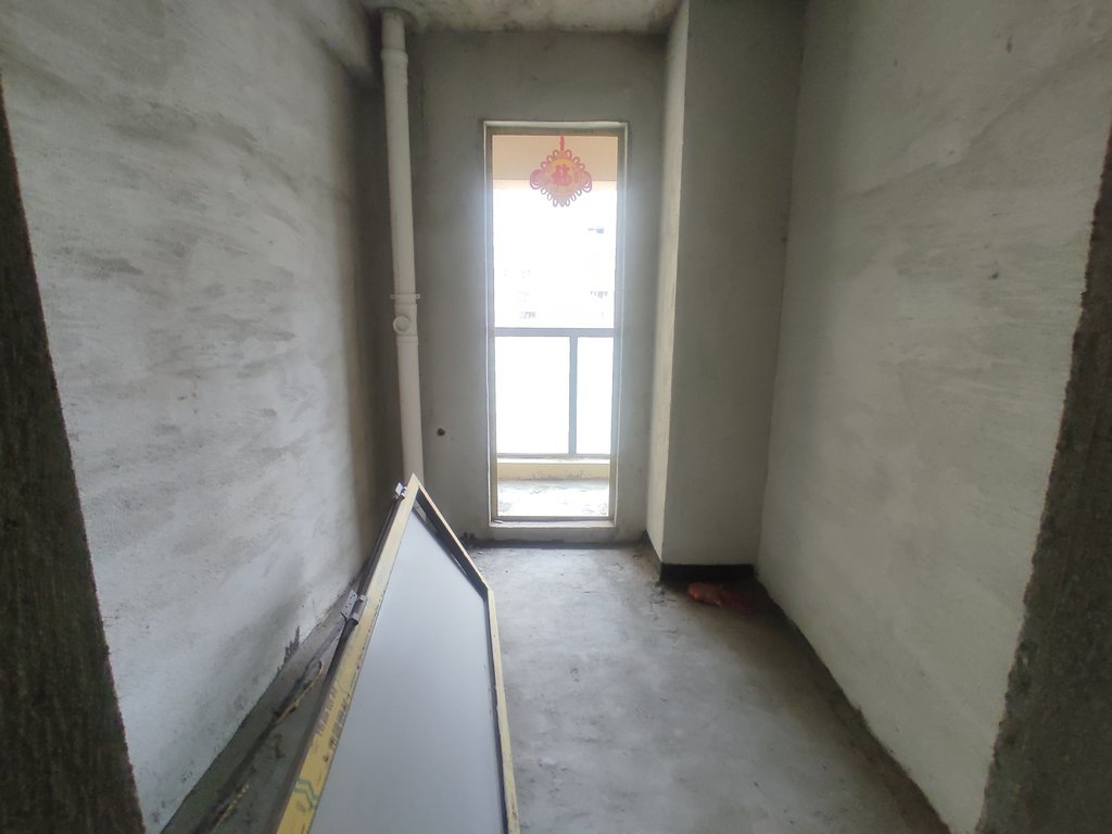 御湖世家毛坯三房单嫁4000多送车位