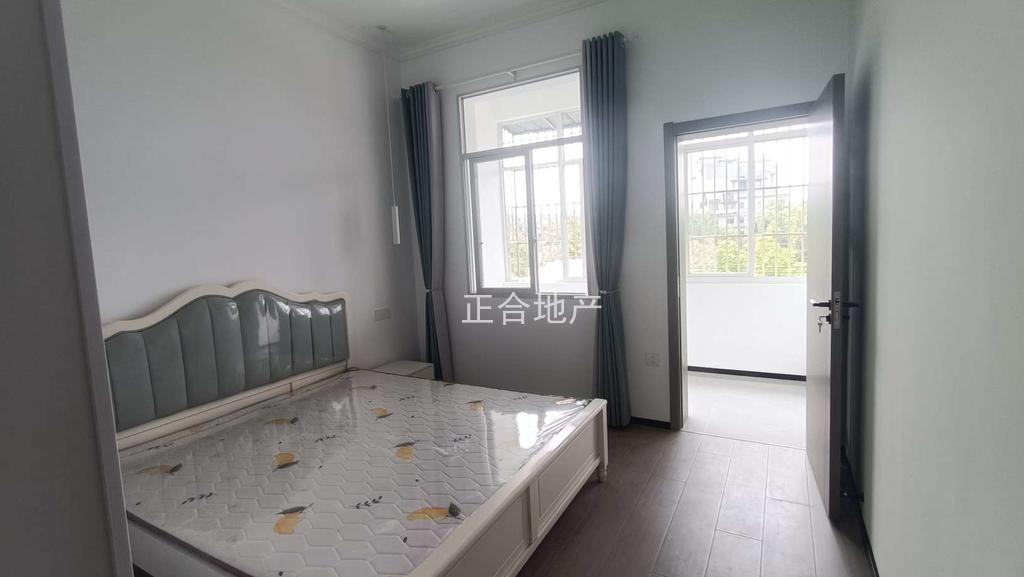 商城附近，仙源酒店旁，步梯中层，有证，全新装修，精装三房，南北通透