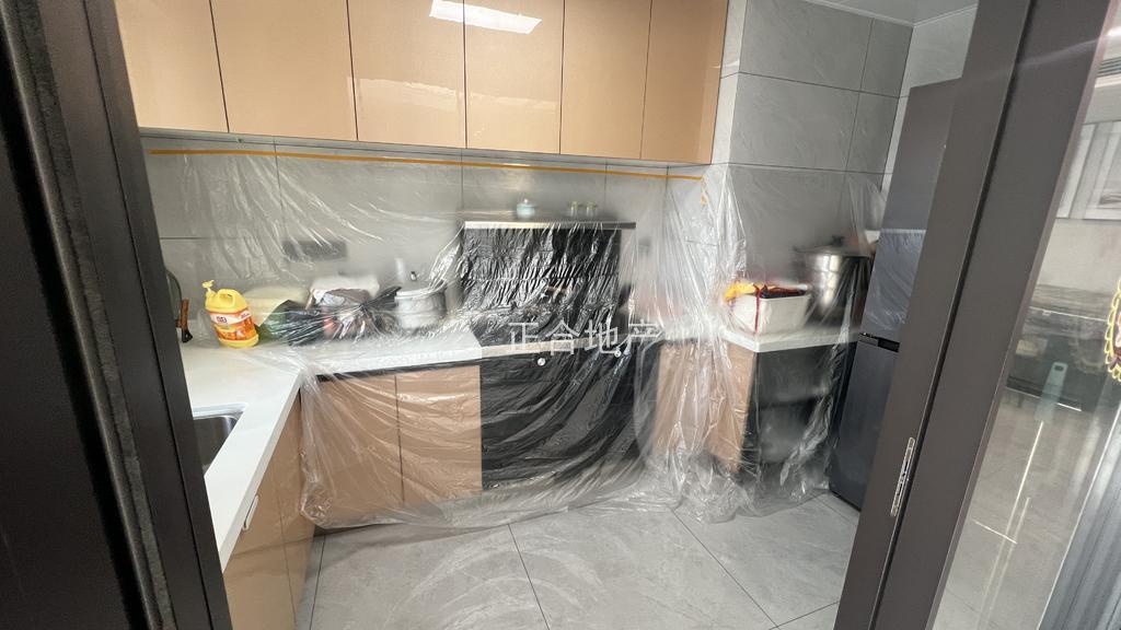 森林国际180平，精装大平层，双湖景，​电梯16楼，全新装修​坐在阳‮可台‬以海钓​