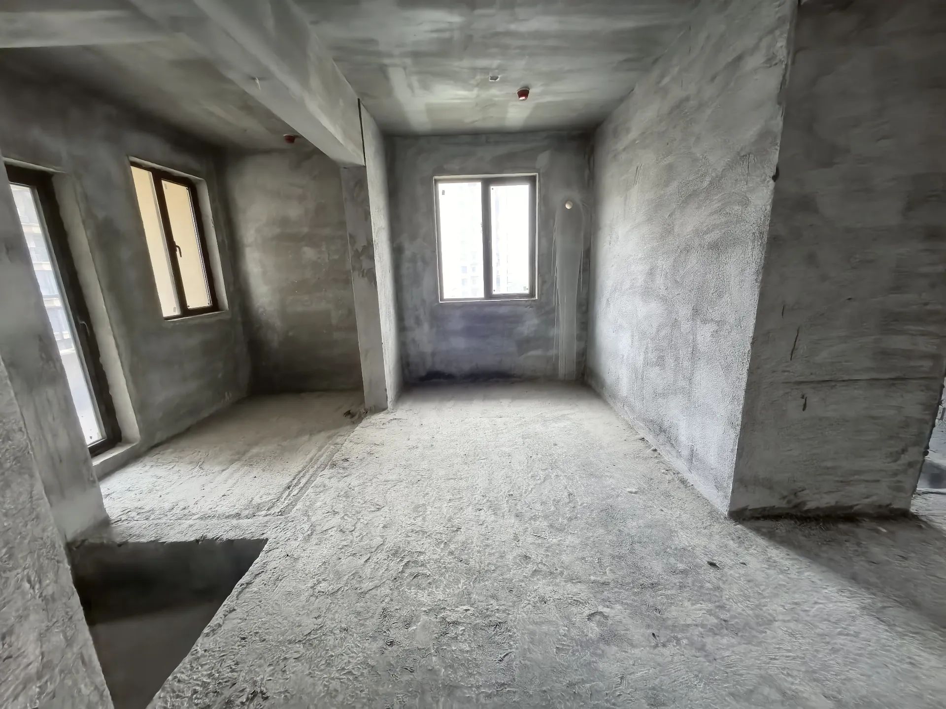 吾悦广场旁，荣怀及第世家，电梯好楼层，毛坯现房。大四房宽敞通透，证满二