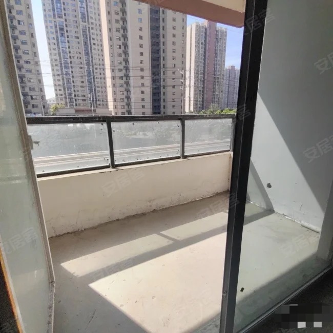 房东亏本出售，蓝天白云，带露台，单价5800，毛坯三房