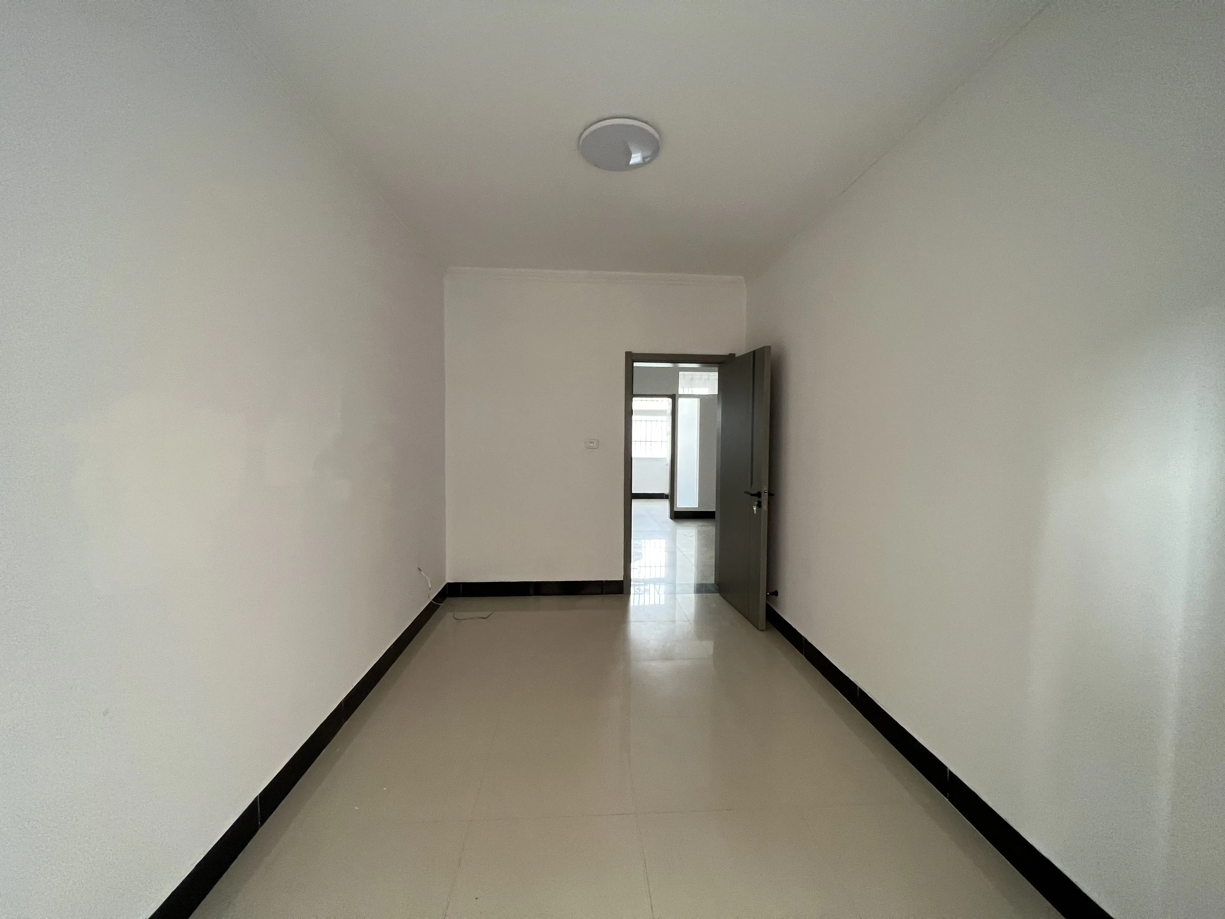 鸿晧苑小区2室2厅已装修房屋保养不错外观成色很新，优价出售！