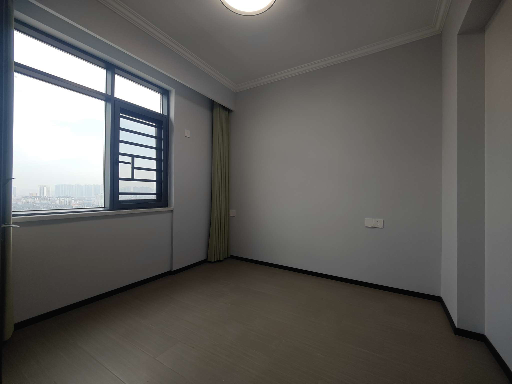 田园国际全新精装修电梯房没有住过现在买现在就可以住！